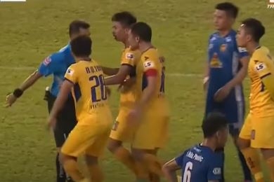 VIDEO: 2 tình huống gây tranh cãi trong trận SLNA với Quảng Nam