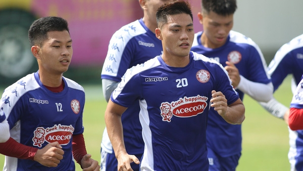 HLV Khánh Hòa lý giải việc bán hết trụ cột cho TP HCM