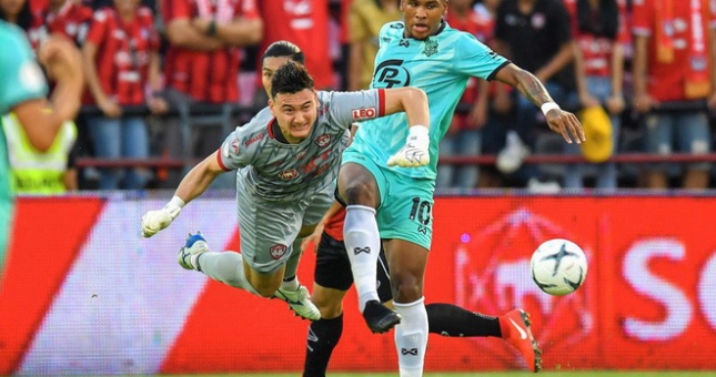 Muangthong suýt phải trả giá đắt vì sai lầm của Văn Lâm