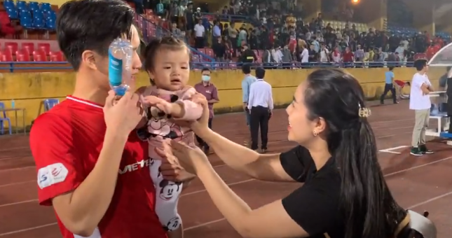 VIDEO: Hoàng Đức đóng vai ông bố trẻ, ân cần dỗ dành bé nhà Tiến Dũng