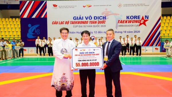 Hành động ý nghĩa của BTC trong ngày khai mạc giải Taekwondo toàn quốc