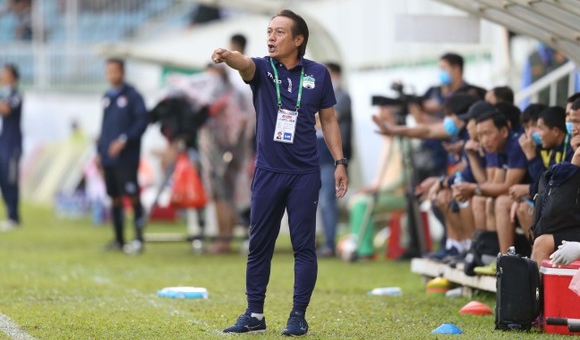 HLV HAGL: 'Trọng Sáng đã đưa ra quyết định bất lợi cho đội nhà'