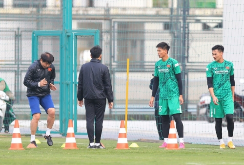 VIDEO: HLV thủ môn mới Kim HyunTae tập sớm 30 phút cho các thủ môn U22 VN