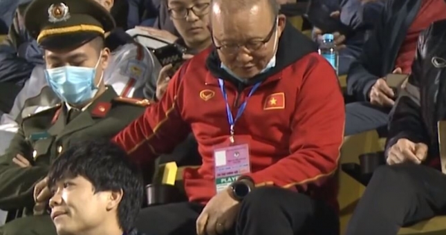 VIDEO: HLV Park 'siêu đáng yêu' khi dấm dúi cho chiến sỹ cán bộ thỏi chocolate