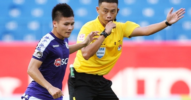 Trọng tài thiên vị khi không thổi 11m cầu thủ Hà Nội để bóng chạm tay?