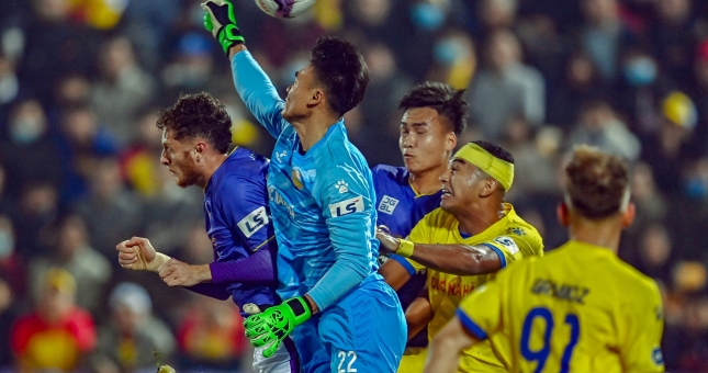 VIDEO: Tài năng nở muộn của thủ môn Nam Định trong ngày mở màn V-League 2021