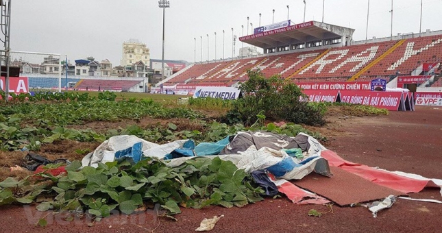 CĐV Đông Nam Á châm biếm khi thấy sân Lạch Tray trồng rau sau gôn