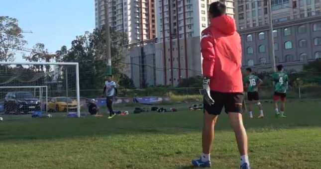VIDEO: Trợ lý TP HCM thử thách tài năng của thủ môn ĐT Việt Nam
