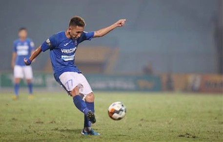 VIDEO: Tú Ngựa bật 'mode tạt bóng' khiến hàng thủ TP HCM ôm hận