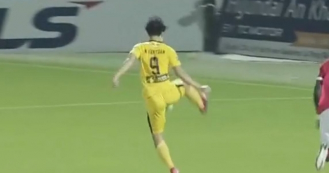 VIDEO: Văn Toàn đỡ bóng tinh tế, suýt kiến tạo mở tỷ số cho HAGL