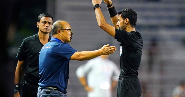 VIDEO: Hé lộ thời gian HLV Park bị 'giam' sau khi nhận thẻ đỏ