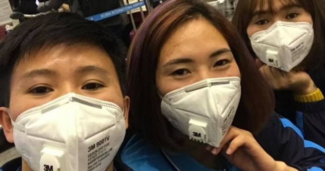 Tuyển nữ Việt Nam đeo khẩu trang đi dự vòng loại Olympic