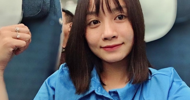 VIDEO: 'Bóng hồng đá bóng' Hoàng Thị Loan nhận món quà đặc biệt trên xe