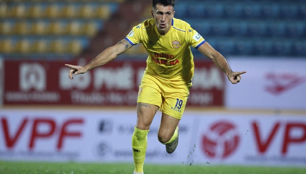 HLV Nam Định: ‘Cứ dồn bóng cho Merlo, anh ấy sẽ tự lo liệu’