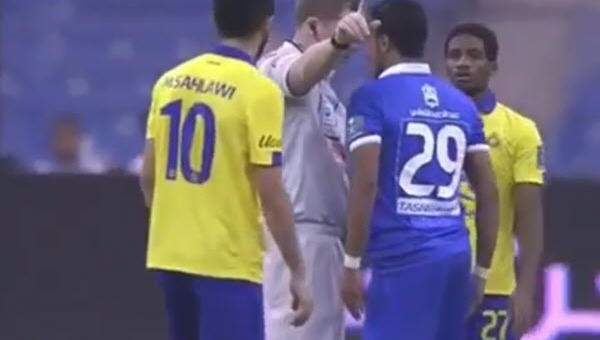 VIDEO: Cầu thủ nổi điên húc đầu vào trọng tài sau khi bị thổi phạt