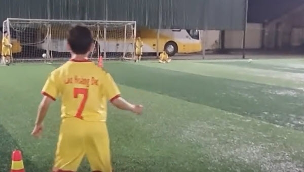 VIDEO: Ngạc nhiên tài năng trẻ U12 SLNA thực hiện cú sút 'cầu vồng khuyết'