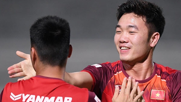 VIDEO: Xuân Trường trần tình bằng tiếng Anh, trọng tài Trung Quốc bẻ còi