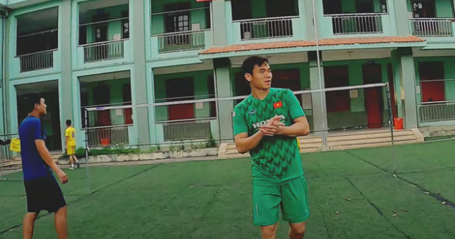 Thủ thành Nguyên Mạnh làm Văn Đức 'lác mắt' sau bài học đá lưới