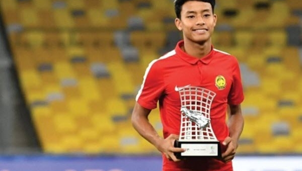 Tài năng kiệt xuất Malaysia làm shipper chờ ngày xuất ngoại