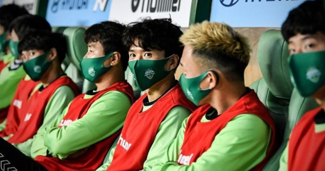 Cầu thủ Hàn Quốc đeo khẩu trang, đá trận mở màn K-League