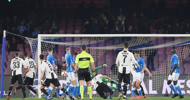 Ronaldo nhạt nhòa, Juventus đánh bại Napoli đầy may mắn