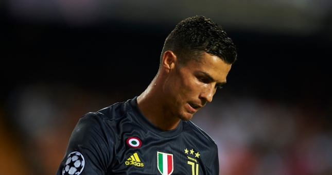 Cả đội Juventus thác loạn với 60 'chân dài' sau trận thua