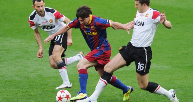 VIDEO: Messi từng hành hạ hàng thủ MU như thế nào? 