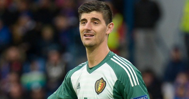 Xử lý ngớ ngẩn, Courtois trở thành tâm điểm chế giễu