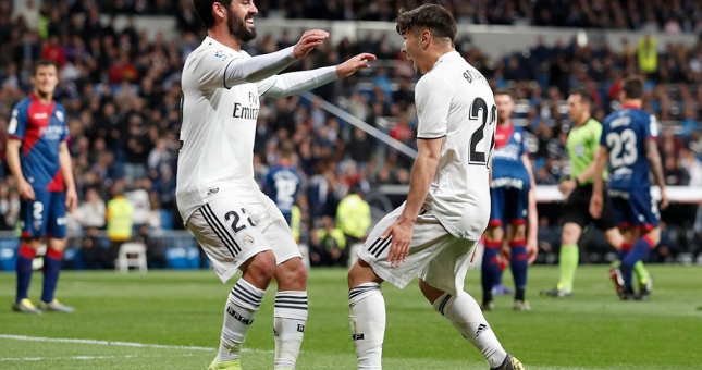 Benzema tỏa sáng, Real đánh bại Huesca đầy kịch tính