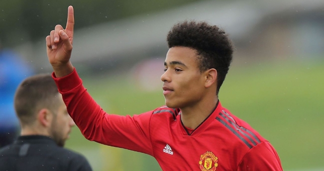 VIDEO: Mason Greenwood lập siêu phẩm đá phạt trong màu áo MU