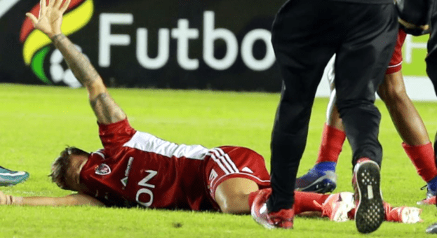 Kinh hoàng: Cầu thủ gãy đôi chân sau pha vào bóng man rợ