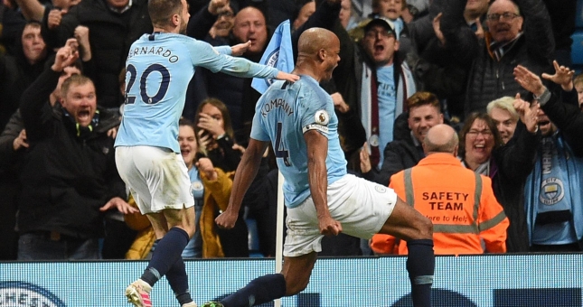 Kompany xé lưới Leicester, Man City chạm một tay vào chức vô địch