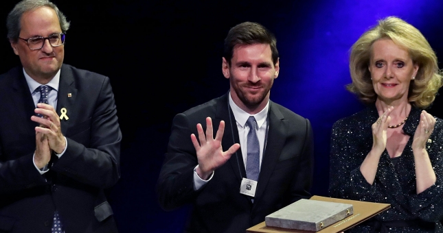 Cống hiến miệt mài cho Barca, Messi nhận vinh dự đặc biệt