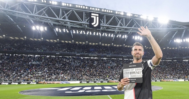VIDEO: Barzagli bật khóc trong ngày chia tay Juventus