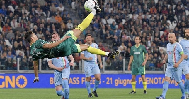 Ronaldo phô diễn kĩ năng trong trận đấu từ thiện tại Turin