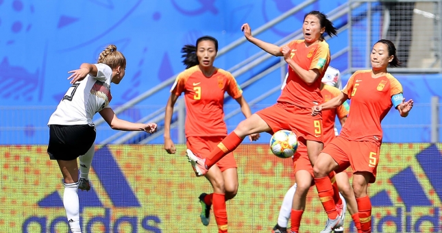 Đôi công hấp dẫn, Đức đánh bại Trung Quốc với tỷ số sát nút