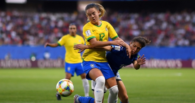 Xuất sắc đánh bại Italia, Brazil vượt qua vòng bảng World Cup