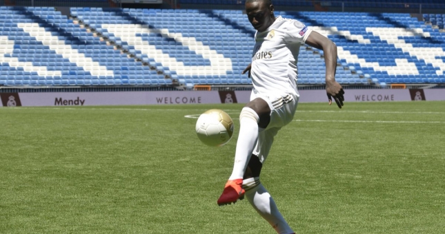 VIDEO: Tân binh Real tâng bóng lỗi trong ngày ra mắt Bernabeu