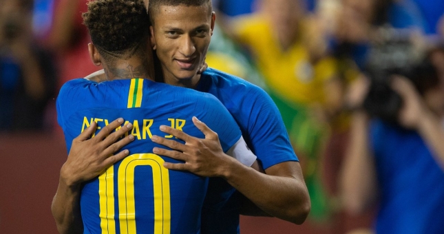 Sao Brazil: 'Cuộc sống ở Anh khó khăn nhưng con gái ở đây rất đẹp'