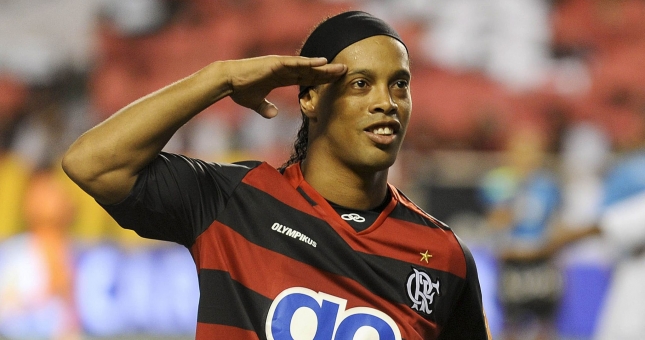 Ronaldinho đòi 'đi bar 2 lần mỗi tuần' để gia nhập đội bóng mới