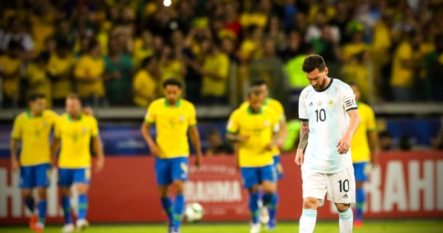 CĐV châm chọc Messi: 'Anh ta lại sắp giải nghệ rồi đấy!'