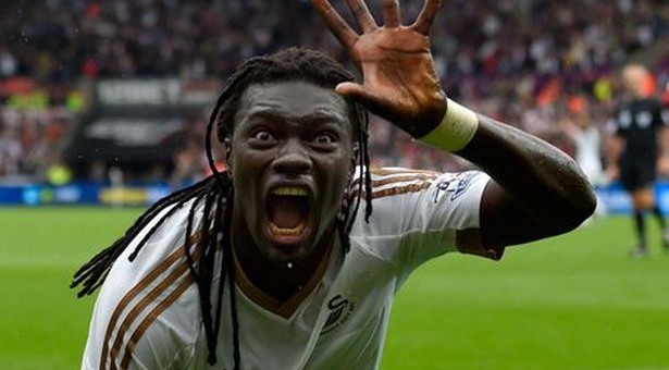 Hành động quái dị của Gomis khiến cậu bé nhặt bóng 'chạy mất dép'