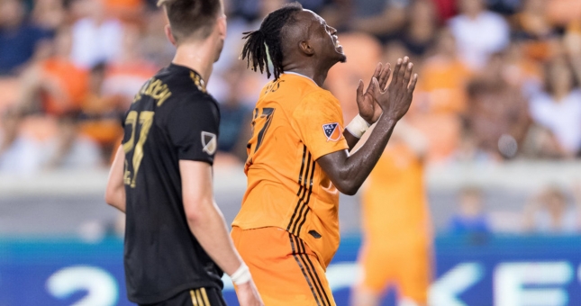 VIDEO: Hậu vệ MLS cứu thua khó tin ngay trên vạch vôi