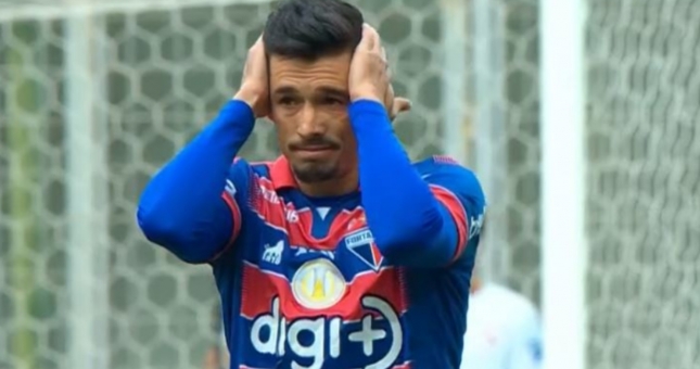 Phản lưới khó tin từ giữa sân, sao Brazil tái hiện siêu phẩm của Harry Kane