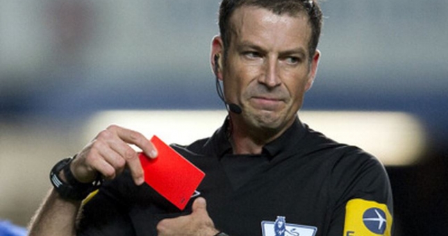 Trọng tài Ngoại hạng Anh dính bê bối khó tin ở Trung Quốc