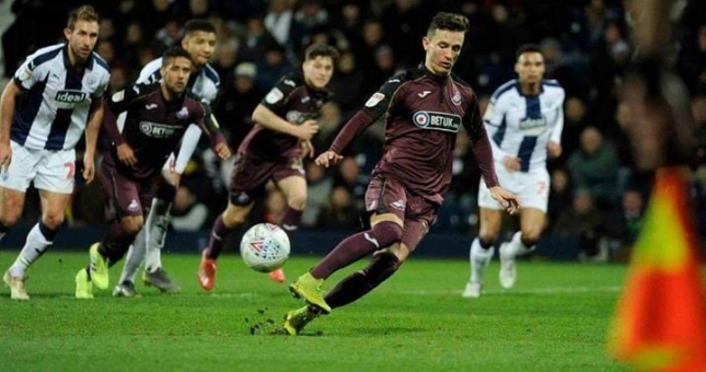 VIDEO: Thủ môn ăn mừng hụt và quả penalty hài hước nhất thế giới