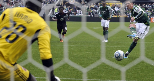 VIDEO: Thủ môn đen đủi nhất quả đất và bi kịch 3 quả penalty