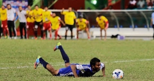 VIDEO: Cầu thủ ngã 'sấp mặt' vẫn sút penalty ghi bàn cực chất