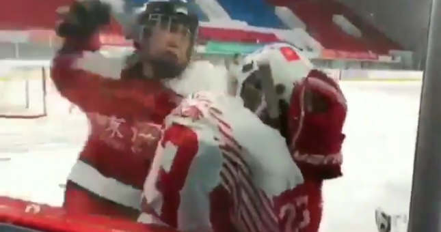 SỐC! Hơn 10 cầu thủ nữ Trung Quốc đánh nhau kinh hoàng ngay trên sân