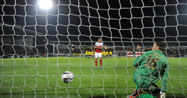 VIDEO: Quả penalty may mắn nhất thế giới, sút trượt mà vẫn vào